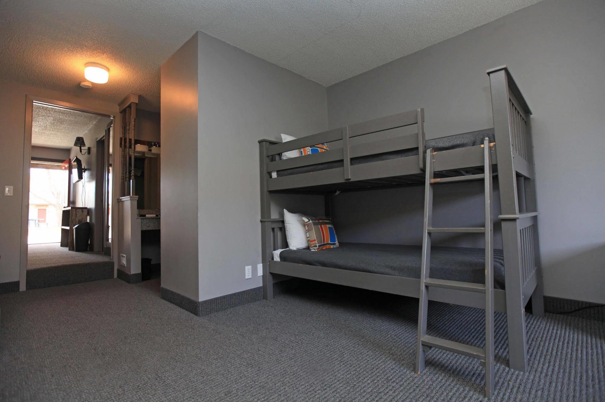 Vintage Block Inn & Suites Okoboji Eksteriør bilde